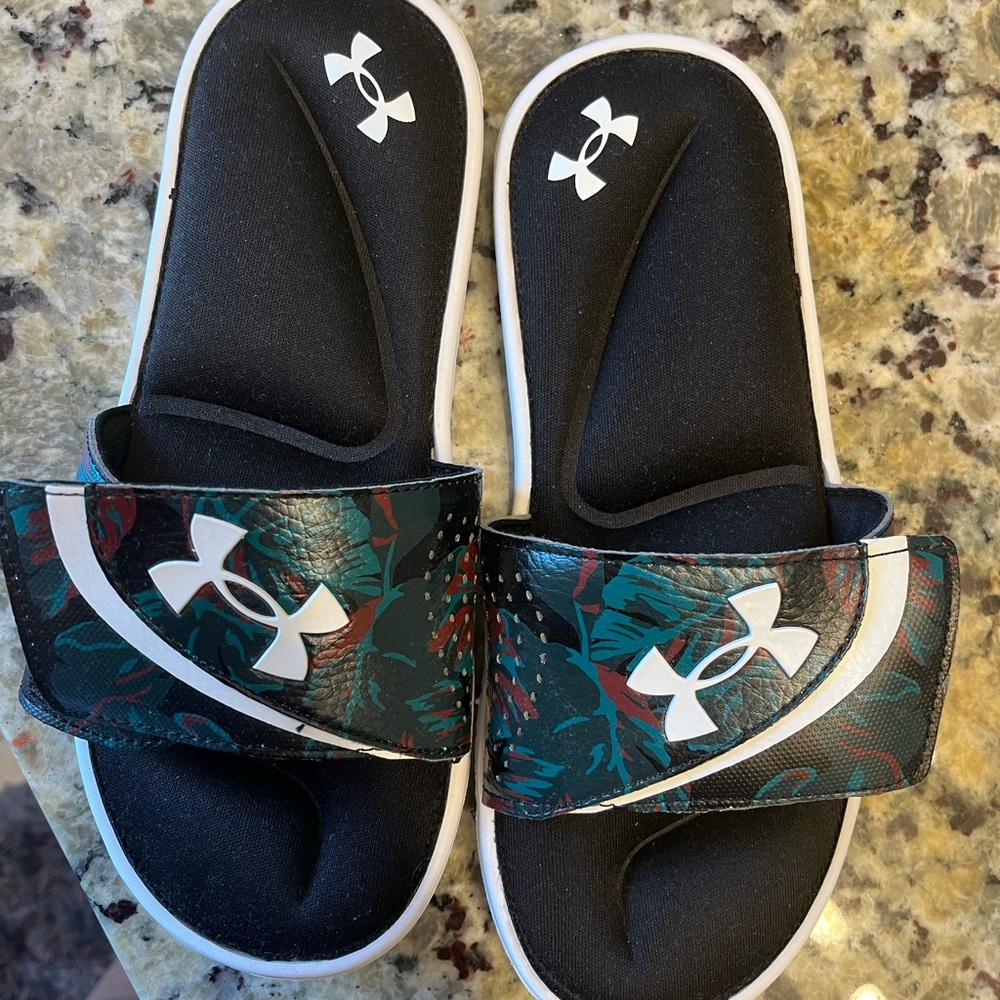 Under Armour slides youth 5. Never wore.